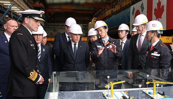 김동관 한화그룹 부회장(앞줄 왼쪽 세번째)이 마크 카니 캐나다 총리(앞줄 왼쪽 두번째)에게 캐나다 현지에 설치하고자 하는 잠수함 유지보수 시설·설비에 대해 설명하고 있다.