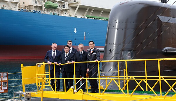 마크 카니 캐나다 총리(앞줄 왼쪽 세번째), 김민석 국무총리(앞줄 왼쪽 두번째), 김동관 한화그룹 부회장(앞줄 왼쪽 네번째) 등이 한화오션이 건조한 잠수함인 장영실함에 올랐다