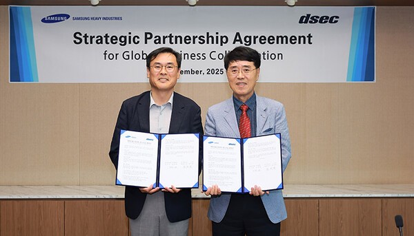 삼성중공업 김경희 부사장(왼쪽)과 윤석용 디섹 대표이사가 MOU를 체결하는 모습