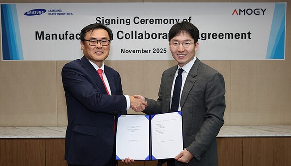 삼성중공업 김경희 부사장(왼쪽)과 아모지 우성훈 대표가 전략적 협력 계약 기념 촬영을 하고 있다