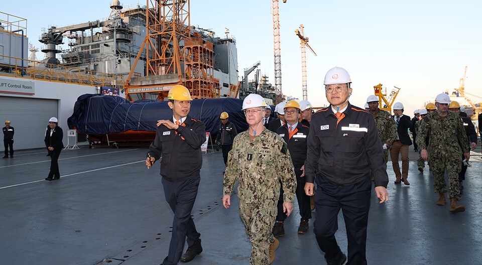 한화오션을 방문한 대릴 커들(Darly Caudle, 왼쪽 두번째) 미국 해군참모총장과 한화오션 김희철 대표이사(왼쪽 세번째)가 한화오션이  MRO 중인 미국 해군 보급함 찰스 드류함을 둘러보고 있다.