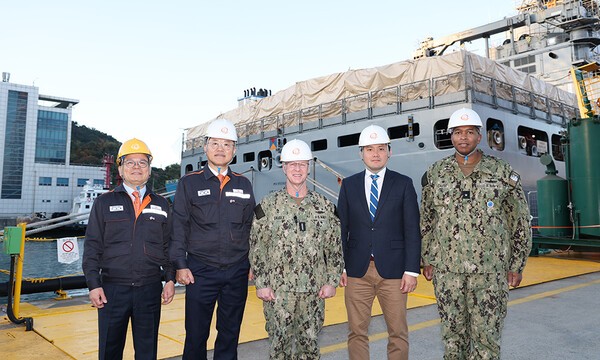 한화오션 김희철 대표이사(왼쪽 두번째)와 대릴 커들(Darly Caudle, 왼쪽 세번째) 미국 해군참모총장이 한화오션 특수선사업부장 어성철 사장(왼쪽 첫번째), 케빈 김(Kevin Kim, 왼쪽 네번째) 주한미국대사관 대사대리, 셔리프 칼피(Sharif Calfee, 왼쪽 다섯번째) 주한 미 해군사령관과 함께 찰스 드류함 앞에서 기념촬영을 하고 있다.