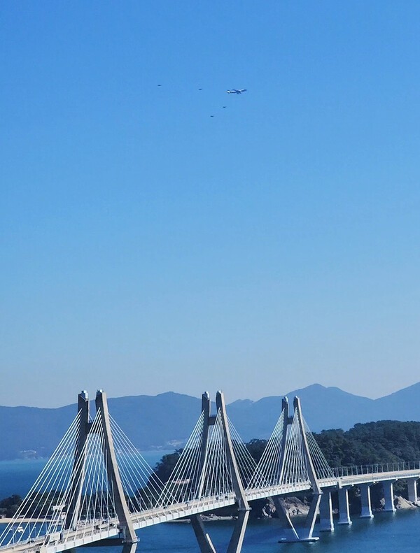 거가대교 상공의 에어포스원(사진제공 : 거제에코투어 김영춘 대표)