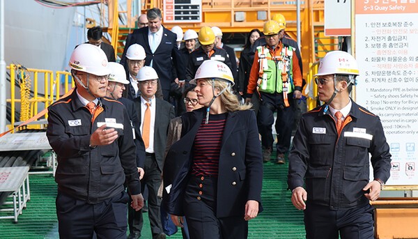 24일 김희철 한화오션 대표이사(앞줄 왼쪽 첫 번째)가 멜라니 졸리 캐나다 산업부 장관(앞줄 가운데)에게 한화오션 거제사업장의 특수선 안벽에 대해 설명하고 있다.