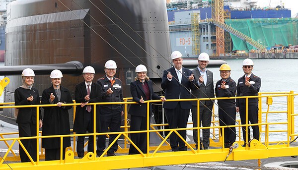 24일 멜라니 졸리 캐나다 산업부 장관(가운데)이 김희철 한화오션 대표이사(왼쪽에서 네 번째), 강환석 방위사업청 차장(왼쪽에서 세 번째) 등과 함께 한화오션이 건조한 잠수함인 장영실함을 배경으로 단체사진을 찍고 있다.