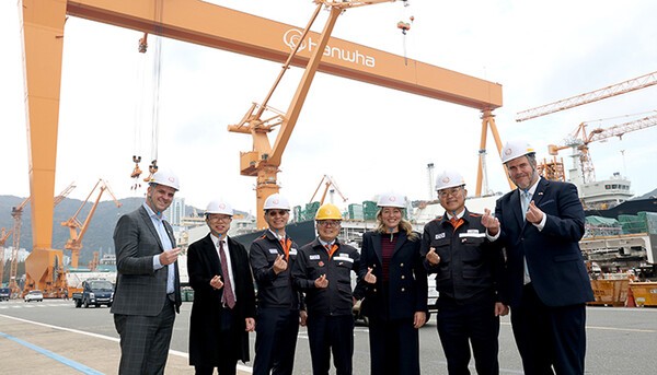 24일 멜라니 졸리 캐나다 산업부 장관(왼쪽에서 다섯 번째)이 한화오션과 방위사업청 고위 관계자들과 대형 골리앗 크레인 앞에서 기념사진을 찍고 있다.