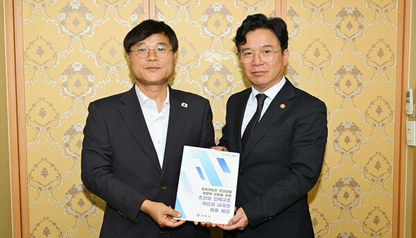 변광용 거제시장이 24일 김영훈 고용노동부 장관을 만나 외국인 노동자 쿼터 축소와 ‘조선산업기본법’ 제정, 지역 인재 채용 확대를 공식 건의했다.